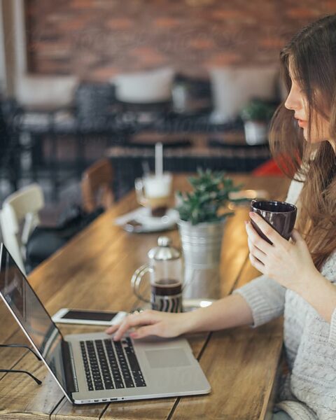 Work-Life balance ala anak Gen Z bisa bekerja sambil nongkrong di coffee shop